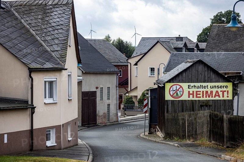 Protest against wind turbines in the former German-German border region between Thuringia and Bavaria. Protest poster in a rural setting. Göritz, Hirschberg, Thuringia, Germany, Europe