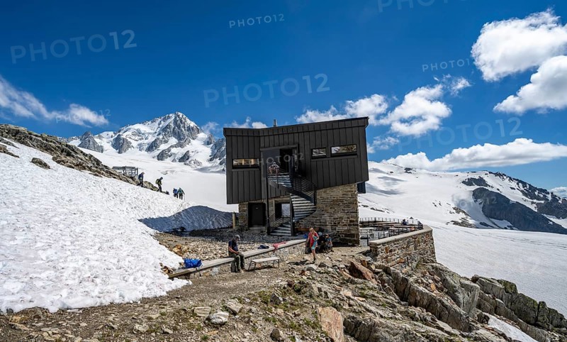 Mountain hut Refuge Albert 1er, high alpine mountain landscape, Glacier du Tour, glacier and mountain peaks, left Tête Blanche, Petite and Grande Fourche, Chamonix, Haute-Savoie, France, Europe