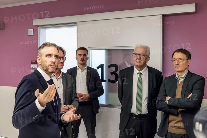 Hospital reform put to the test. The Federal Minister of Health visits a hospital in Baden-Württemberg, where the plans have been rejected in this form. The head physician at the medius Klinik, Dr Heiner Stäudle, explains the concept of the new Central Emergency Department. Next to him are State Health Minister Manne Lucha (Greens), Minister President Winfried Kretschmann (Greens) and Minister Karl Lauterbach (SPD) . Nürtingen, Baden-Württemberg, Germany, Europe