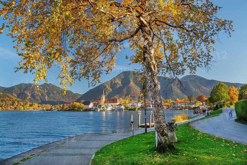 Malerwinkel view with waterfront of the village, parish church St. Laurentius and Wallberg 1722m in autumn, Rottach-Egern, Tegernsee, Tegernsee valley, Upper Bavaria, Bavaria, Germany, Europe