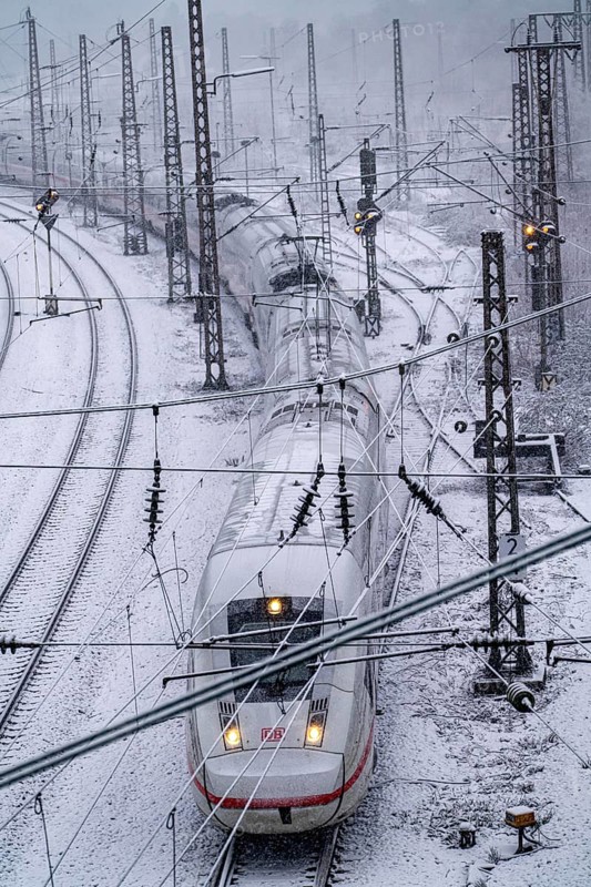 Winter weather, heavy snowfall, railway tracks in front of Essen main station, ICE train, North Rhine-Westphalia, Germany, Europe