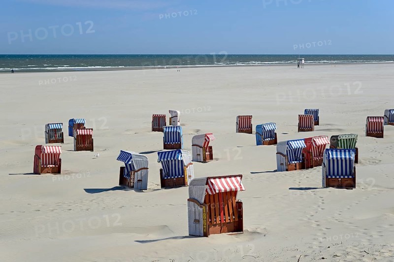Colourful beach chairs on the beach, sand drifts, blue sky, North Sea, Juist, East Frisian Islands, Lower Saxony, Germany, Europe