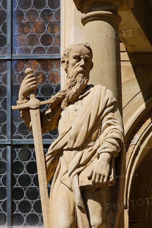 Laurentiuskirche, Protestant church, portal with apostle Paul with sword, stone figure, statue, historic building, sacred art, church, Hemmingen, Ludwigsburg district, Baden-Württemberg, Germany, Europe