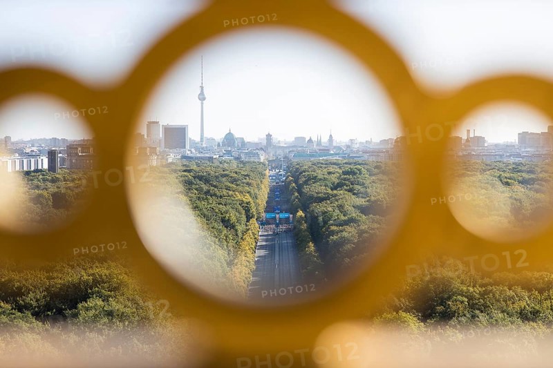 Marathon runners at the starting point, photographed through the railing of the Victory Column, at the 50th BMW Berlin Marathon 2024 on 29 September 2024