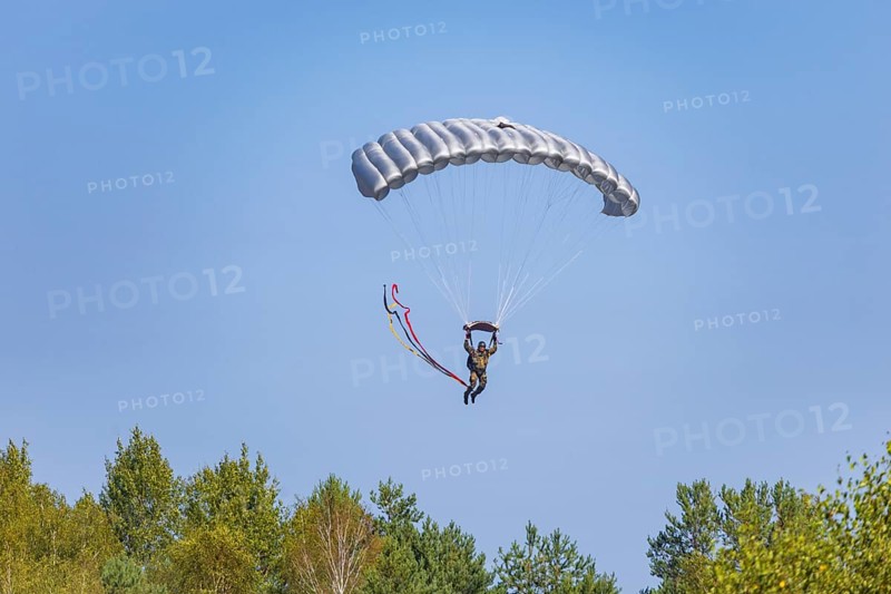 The Oberlausitz military training area opened its Tor tor to thousands of visitors for the Open Day at the Oberlausitz military training area to give them an insight behind the scenes of the Bundeswehr in Saxony. The soldiers present a variety of large and small equipment and impressively demonstrate what they are capable of. High-precision paratrooper jumps, open day at the Oberlausitz military training area, Weißkeißel, Saxony, Germany, Europe