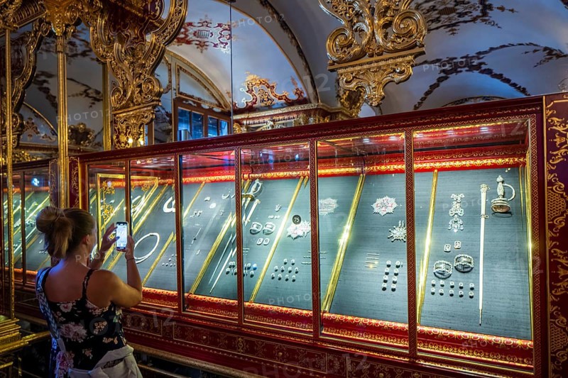 In December 2022, the Dresden public prosecutor's office, the Soko Epaulette and the LKA Saxony succeeded in recovering a significant proportion of the stolen goods taken during the burglary of the Historic Green Vault. Despite the ongoing seizure by the district court, it is now possible for the first time to exhibit the jewels in their original location and to experience the Historic Green Vault almost in its entirety., Presentation of the recovered jewels from the Historic Green Vault, Dresden, Saxony, Germany, Europe