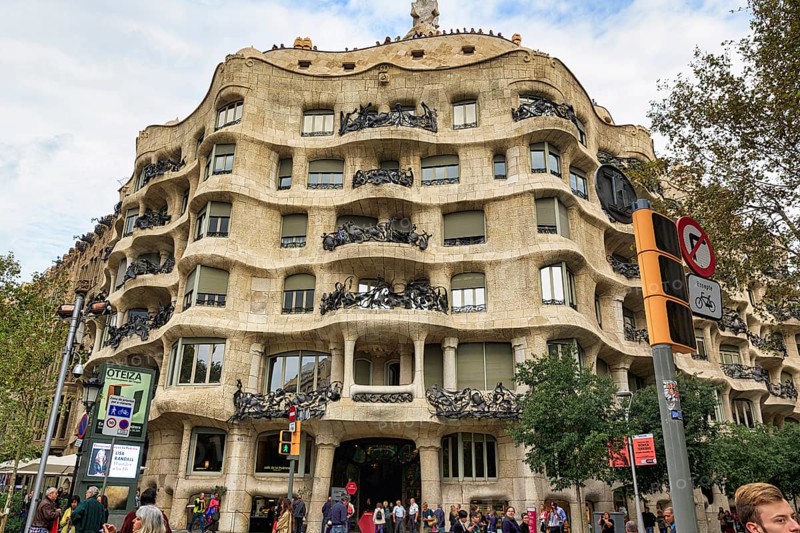 Artfully designed façade, balconies with wrought-iron grilles, crowd, Casa Mila, Casa Milà, La Pedrera, Passeig de Gracia, Barcelona, Spain, Europe
