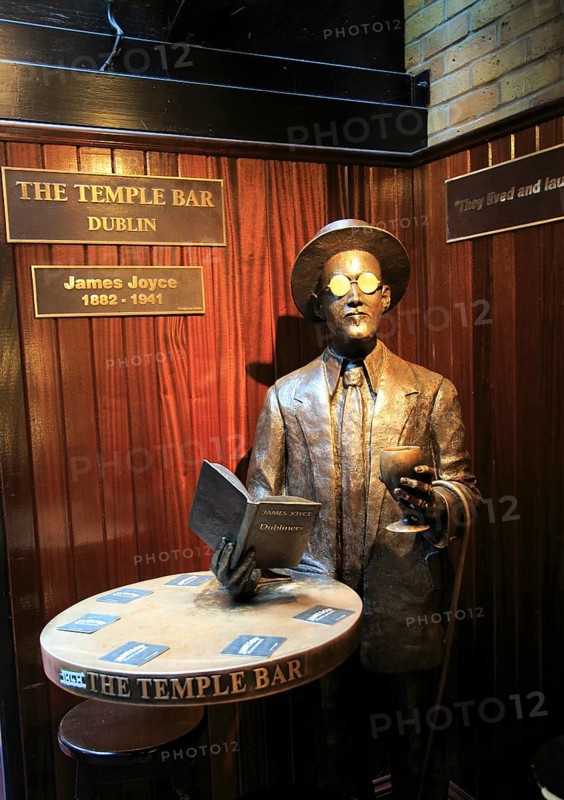 James Joyce 1882-1941 sculpture statue inside the Temple Bar pub, Dublin city centre, Ireland, Republic of Ireland, Europe