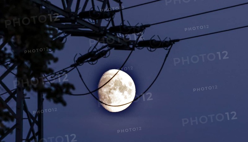 The rising moon can be seen behind an electricity pylon, Schönefeld, 06.10.2022