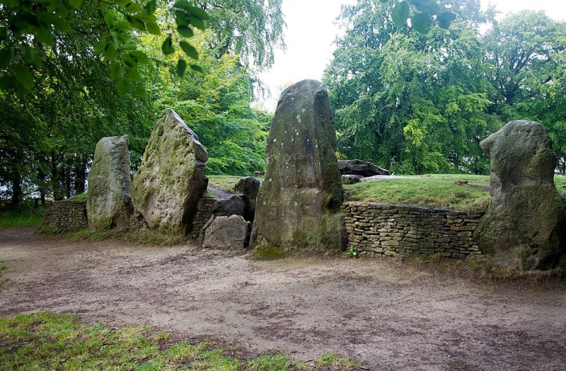 Wayland´s Smithy is an historic Neolithic chambered long barrow on the Ridgeway near Ashbury, Oxfordshire, England, United Kingdom, Europe