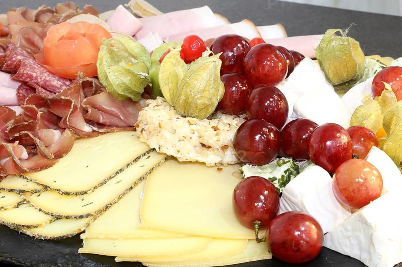 Party service: Cold platter with cheese, ham and grapes