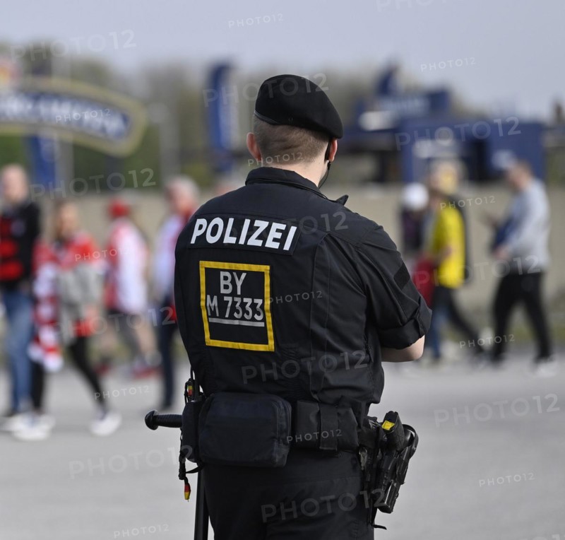 Increased danger situation SEK, special task force, police in front of Bundesliga match, terror threat, terror warning, German Classico FC Bayern Munich FCB vs. Borussia Dortmund BVB, Allianz Arena, Munich, Bavaria, Germany, Europe