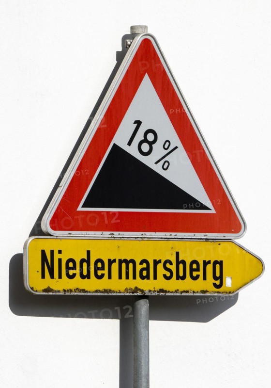 Traffic sign with 18 per cent gradient from Obermarsberg towards Niedermarsberg, Sauerland, North Rhine-Westphalia, Germany, Europe