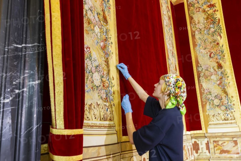 Hanging of the last tapestries in the Royal Parade Rooms in the Dresden Residenzschloss, Dresden, Saxony, Germany, Europe