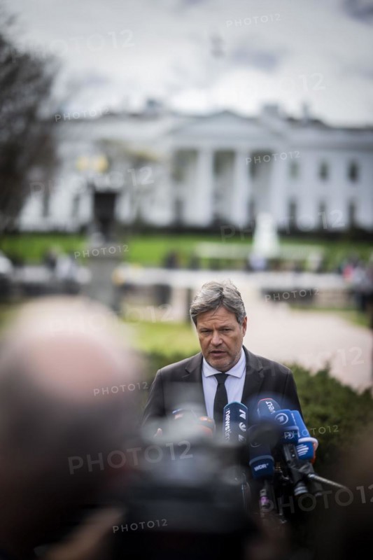 Trip by Federal Minister for Economic Affairs and Climate Protection Robert Habeck to the USA from 06-10 March 2024 Route through Washington, statement in front of the White House in Washington, 07 March 2024