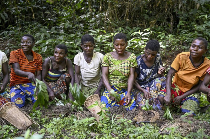 Pygmy woman from the Baka or BaAka people swear to hunt, hunting magic, net hunting, Dzanga-Sangha Special Dense Forest Reserve, Sangha-Mbaéré Prefecture, Central African Republic, Africa