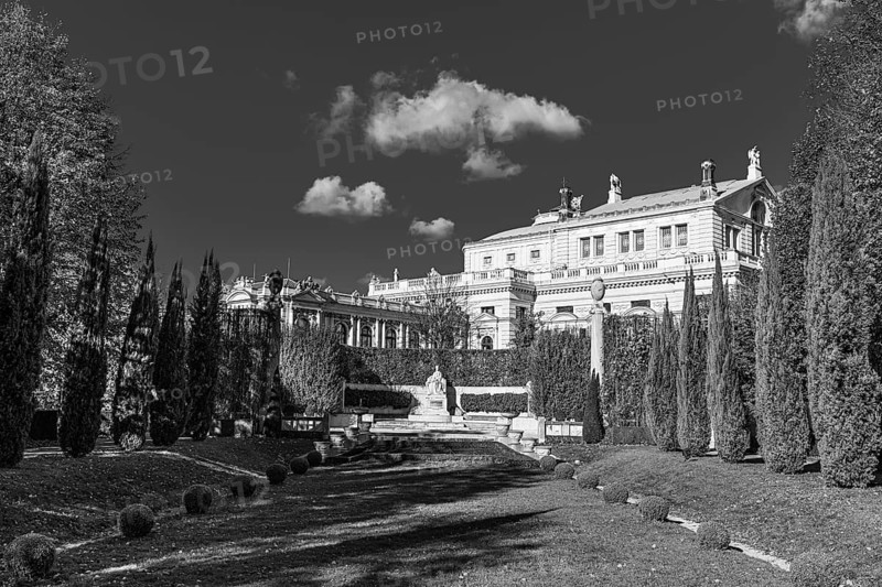 Sissi monument in the Volksgarten, behind the Burgtheater, black and white photograph, Vienna, Austria, Europe