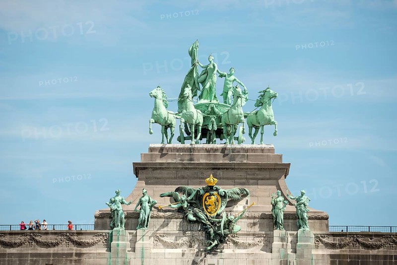 Monumental sculpture group on a triumphal arch in front of a blue sky, quadriga, close-up, people, tourists on viewing platform, Jubilee Park, 50th anniversary park, Parc du Cinquantenaire, Brussels, Belgium, Europe