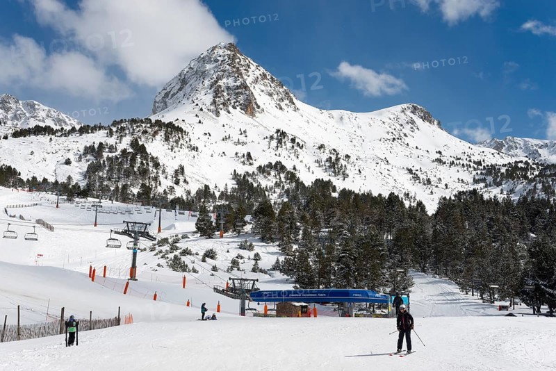 Skifahrer in einem Andorra-Skigebiet mit schneebedeckten Bergen, Pisten und klarem Himmel, Skigebiet, Grandvalira Skiresort, Pas de la Case, Pyrénées-Orientales, Encamp, Fürstentum Andorra, Pyrenäen