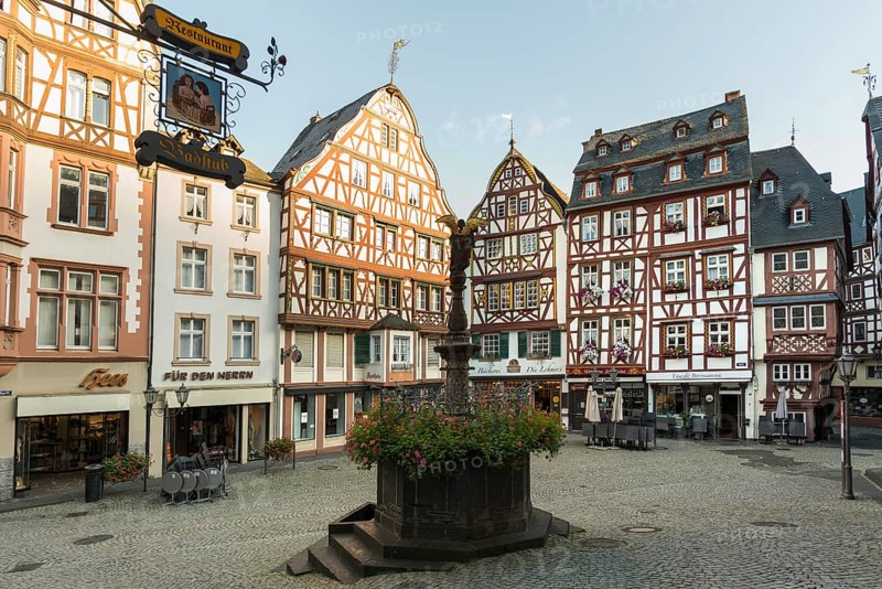 Market square with medieval half-timbered houses, Bernkastel-Kues, Moselle, Rhineland-Palatinate, Germany, Europe
