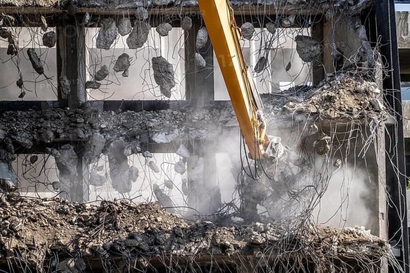 Construction site on Haroldstraße, demolition of a former office building, after complete gutting only the concrete parts remain, large excavator with cutting pliers cuts up concrete parts, steel wire, Düsseldorf, North Rhine-Westphalia, Germany, Europe