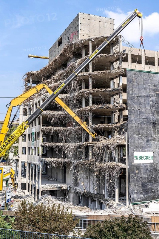 Construction site on Haroldstraße, demolition of a former office building, after complete gutting only the concrete parts remain, large excavator with cutting pliers cuts up concrete parts, steel wire, Düsseldorf, North Rhine-Westphalia, Germany, Europe