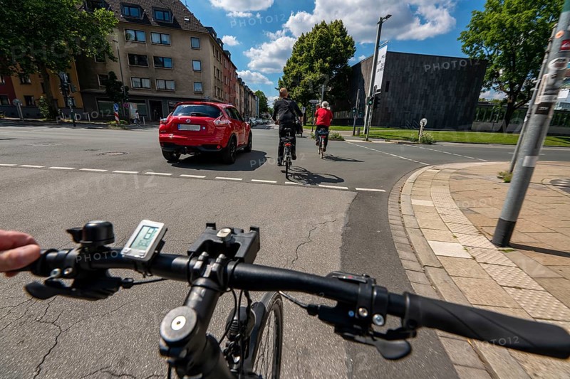 Bicycle road, cyclists have priority over car traffic, new cycle routes through Essen, here in the Rüttenscheid district, Kahrstrasse, part of the requirements of the clean air plan, against driving bans, Essen, North Rhine-Westphalia, Germany, Europe