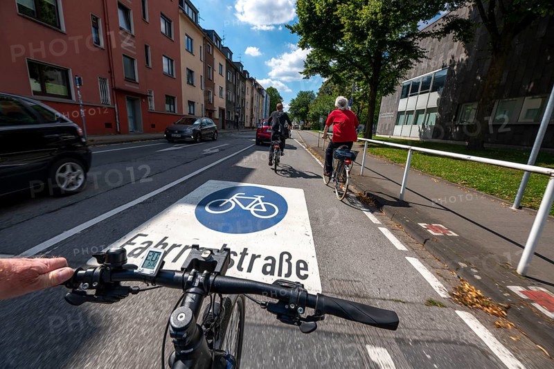 Bicycle road, cyclists have priority over car traffic, new cycle routes through Essen, here in the Rüttenscheid district, Kahrstrasse, part of the requirements of the clean air plan, against driving bans, Essen, North Rhine-Westphalia, Germany, Europe