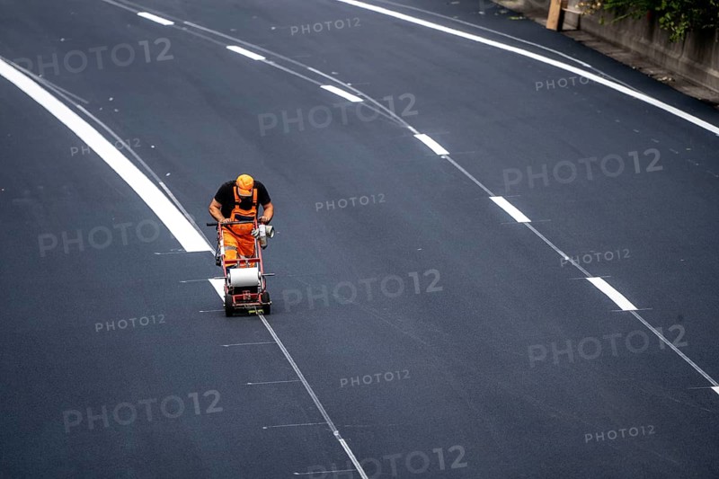 Marking work after the renewal of the road surface on the A40 motorway between the Kaiserberg junction and Mülheim-Heißen, in the direction of Essen, over a length of 7.6 kilometres, with whisper asphalt, so-called open-pored asphalt, 10-day closure of the motorway, North Rhine-Westphalia, Germany, Europe