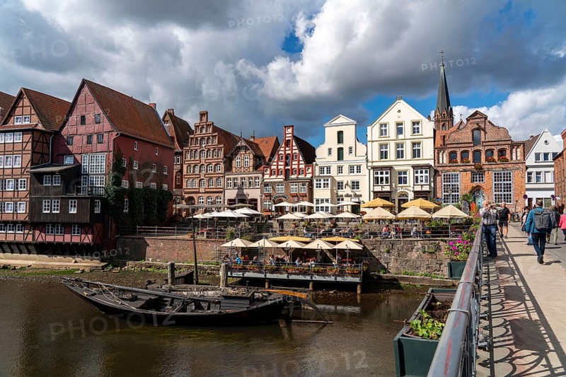 The old town of Lüneburg, Stintmarkt square on the Ilmenau river, historic harbour district, many restaurants, pubs, cafés, Lower Saxony, Germany, Europe
