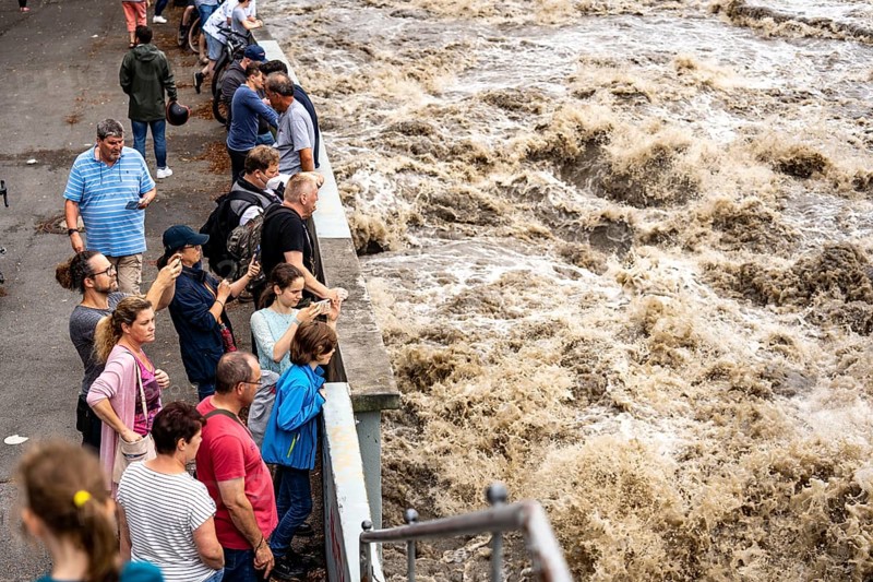 Weir of the Lake Baldeney in Essen, the masses of water roar through the open weirs, spectators, onlookers, high water on the Ruhr, after long heavy rains the river came out of its bed and flooded the landscape and villages, the highest water level ever measured, North Rhine-Westphalia, Germany, Europe