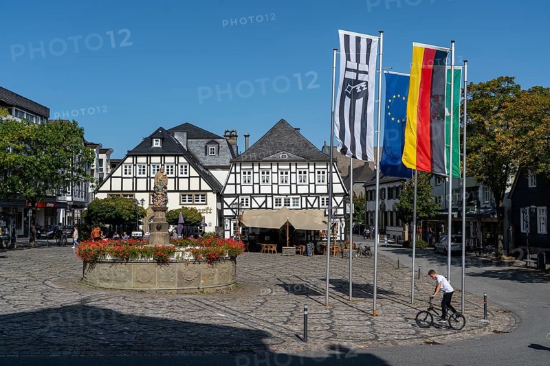 The town of Brilon, historic market square, half-timbered houses, Petrusbrunnen fountain, eastern Sauerland, Hochsauerlandkreis, North Rhine-Westphalia, Germany, Europe