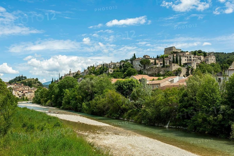 Vaison-la-Romaine. Les Baronnies. The Ouveze river at the foot of the medieval city. Vaucluse. Provence-Alpes-Côte d'Azur. France