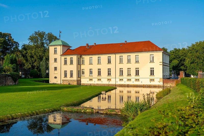 Old village of Westerholt, listed district of Herten Westerholt, over 60 old, well-renovated half-timbered houses form a historic village centre, classicist moated castle Westerholt, Herten, North Rhine-Westphalia, Germany, Europe