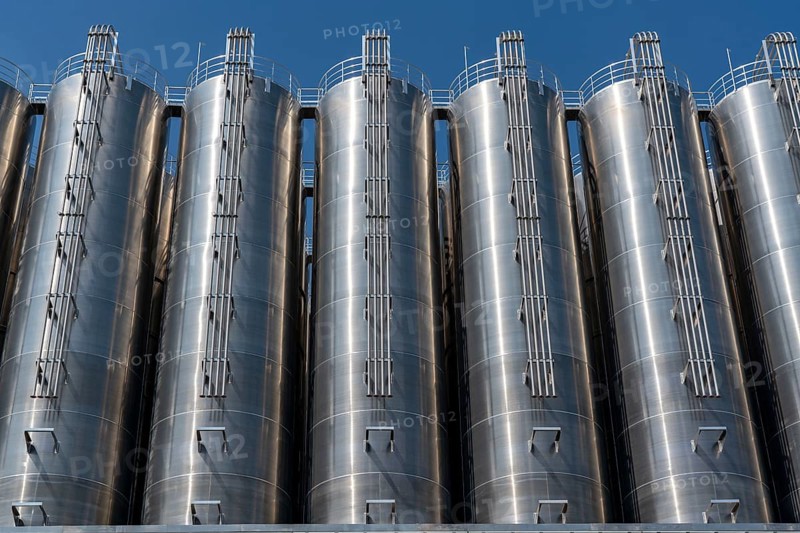 Stainless steel tanks of a large silo facility in Duisburg inland harbour, Duisburg-Neuenkamp, for the storage of dry bulk materials such as plastic granulate, storage, distribution for further processing, Schmidt-Heilbronn company, North Rhine-Westphalia, Germany, Europe