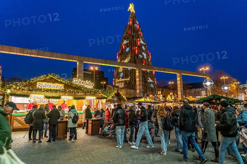 Christmas market in Dortmund, Hansaplatz, the market with the world's largest Christmas tree, North Rhine-Westphalia, Germany, Europe