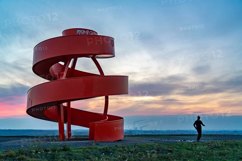 Sculpture Haldenzeichen, observation tower, Humbert spoil tip, part of the Lippepark in Hamm, 5 spoil tips were connected to form a kind of leisure landscape area, jogger, Hamm, North Rhine-Westphalia, Germany, Europe