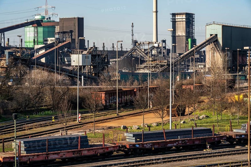 Coking plant of HKM, Hüttenwerke Krupp-Mannesmann in Duisburg-Hüttenheim, diesel locomotive with wagons, steel slabs, Duisburg, North Rhine-Westphalia, Germany, Europe