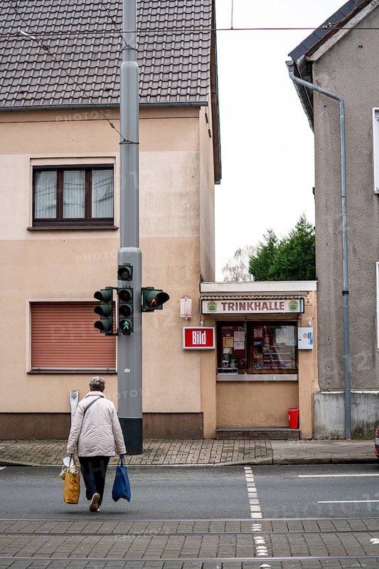 Trinkhalle, kiosk, very small, narrow, between two residential buildings, in Wattenscheid, on Wattenscheider Hellweg, Bochum, North Rhine-Westphalia, Germany, Europe
