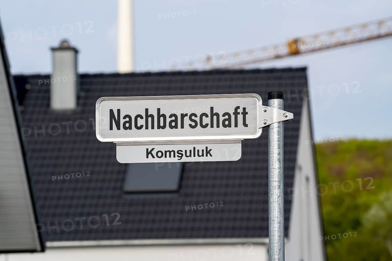 Street sign, neighbourhood, in German and Turkish, new residential quarter with 150 plots, on the site of the former RAG Lohberg mine in Dinslaken, the settlement is supplied with green energy and is located at the foot of the Lohberg slagheap and the Lohberg Creative Quarter, CO2-neutral location, North Rhine-Westphalia, Germany, Europe