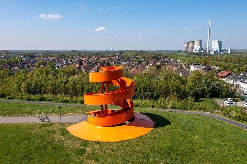 Sculpture Haldenzeichen, observation tower, Franz slag heap, part of the Lippepark in Hamm, 5 slag heaps were connected to form a kind of leisure landscape area, in the background the RWE Generation SE power plant Gersteinwerk Hamm, North Rhine-Westphalia, Germany, Europe