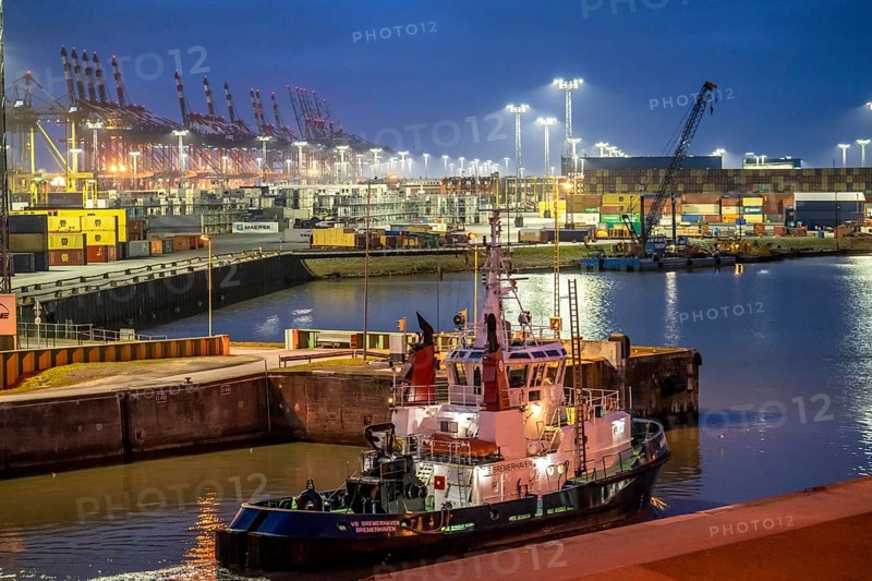 Container terminal in the seaport of Bremerhaven, Eurogate Container Terminal, Nordschleuse, harbour tug VB Bremerhaven, Bremen, Germany, Europe