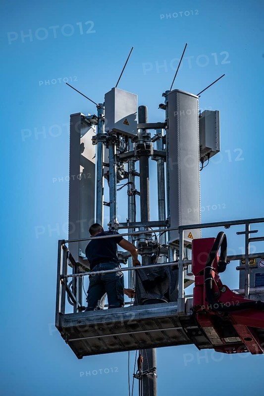 Assembly, installation of a 5G mobile radio transmitter, mast on a residential building, fast mobile internet, Düsseldorf, North Rhine-Westphalia, Germany, Europe
