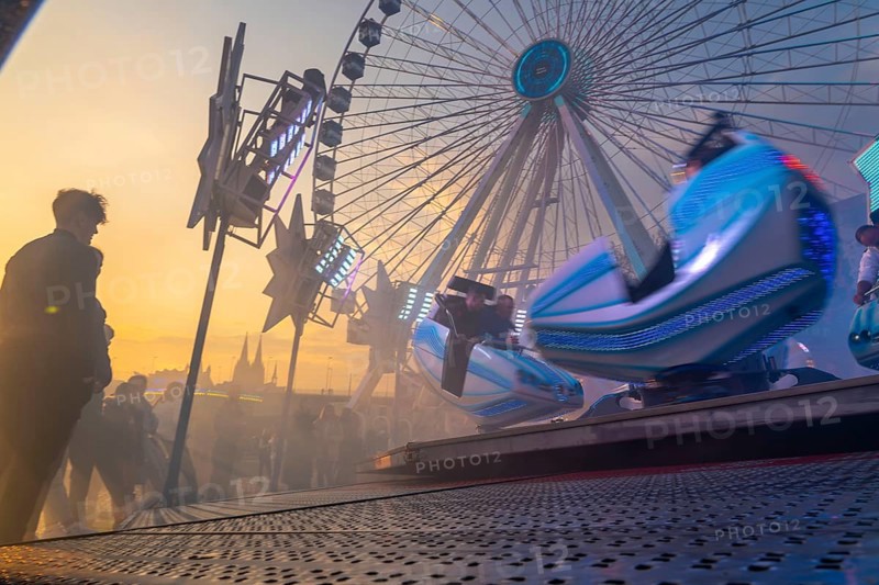 Deutz funfair on the Rhine, at Easter, funfair, break-dancer ride, employees, ticket inspectors, Ferris wheel, Cologne Cathedral, Cologne, North Rhine-Westphalia, Germany, Europe