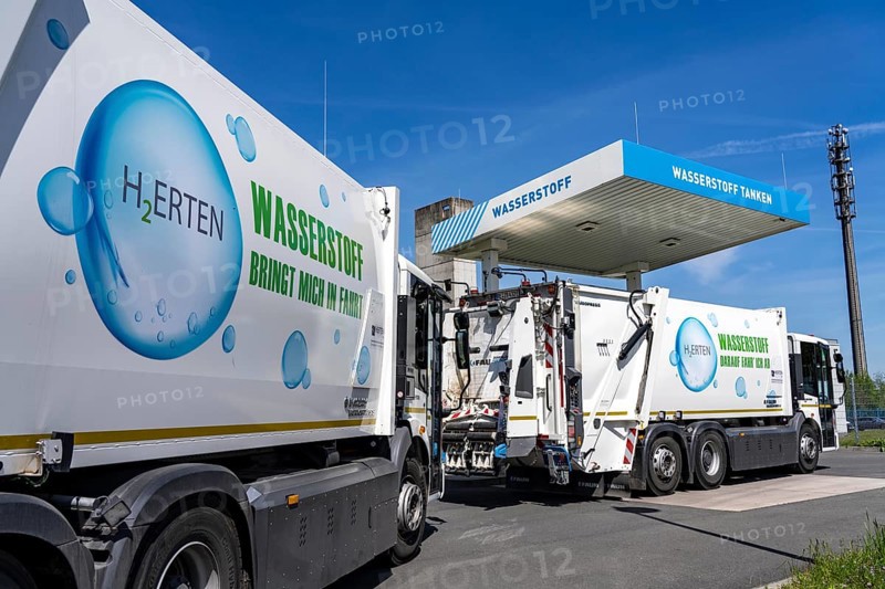 Hydrogen filling station, waste disposal vehicles, rubbish trucks, of the municipal waste disposal company Herten, refuel at the hydrogen competence centre, 6 municipal waste collection vehicles with hydrogen storage and fuel cell operate in Herten, North Rhine-Westphalia, Germany, Europe