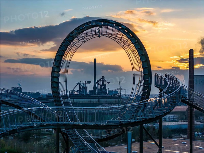 Hüttenwerke Krupp-Mannesmann, HKM in Duisburg-Hüttenheim, coking plant and 2 blast furnaces, sintering plant and power station, Tiger & Turtle landmark, Magic Mountain, walk-in sculpture in the form of a roller coaster on the Heinrich-Hildebrand-Höhe slag heap, North Rhine-Westphalia, Germany, Europe