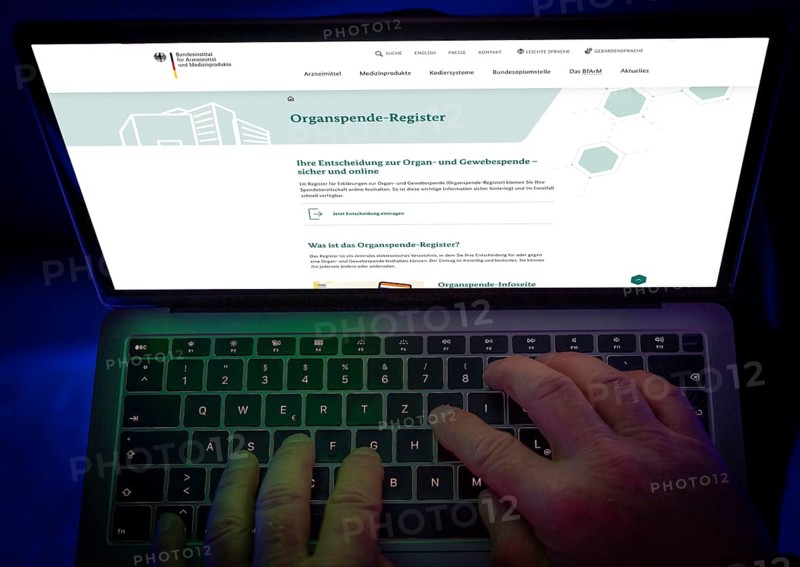 Symbolic image of organ donation register, person informs himself about the new online register for organ donation, where you can register as a donor or object to a donation, from the Federal Institute for Drugs and Medical Devices Germany