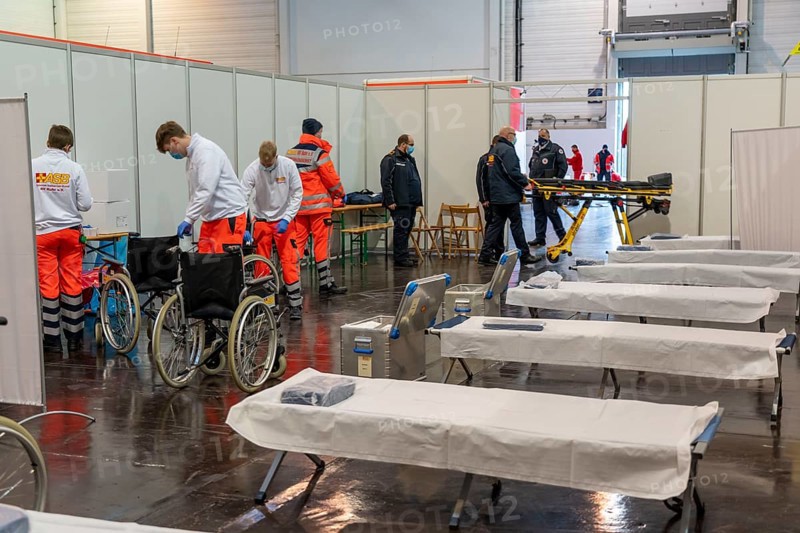 Construction of a vaccination centre for corona vaccinations, in a hall at Messe Essen, by the city, the fire brigade and various aid organisations, construction of 12 vaccination lines for a daily vaccination of up to 2, 400 people, operated by the North Rhine-Westphalia Association of Statutory Health Insurance Physicians, construction of a medical area for emergencies