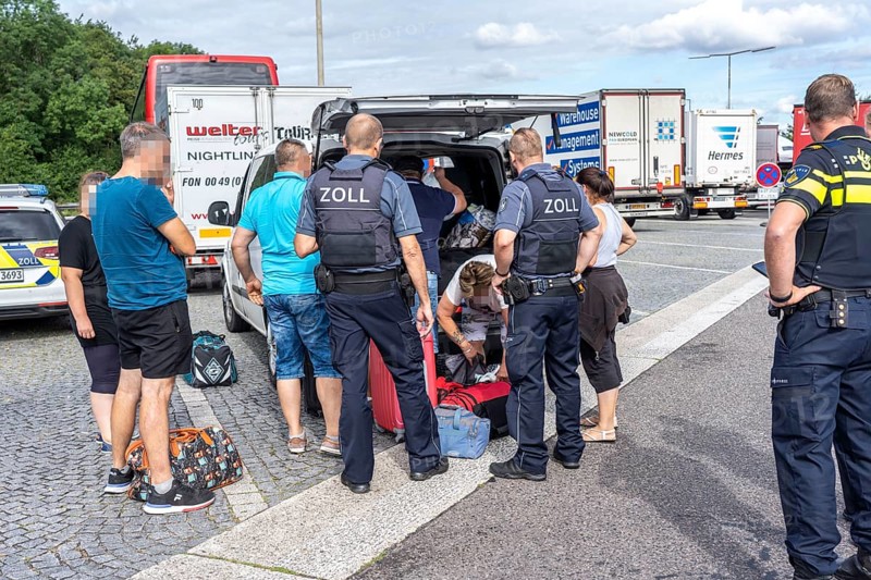 State-wide checks on tourist traffic on the motorways in North Rhine-Westphalia, by police and customs, in particular the safety of motorhomes, caravans, coaches, bicycle racks was checked and the overloading of vehicles checked, in some cases also checked for contraband, motorway service area Hösel near Ratingen, A3, North Rhine-Westphalia, Germany, Europe