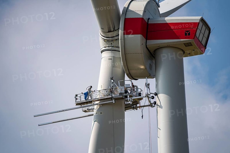Maintenance work, repairs to a rotor of an Enercon wind turbine, in a wind farm east of Bad Wünnenberg Ostwestfalen-Lippe, substation, North Rhine-Westphalia, Germany, Europe